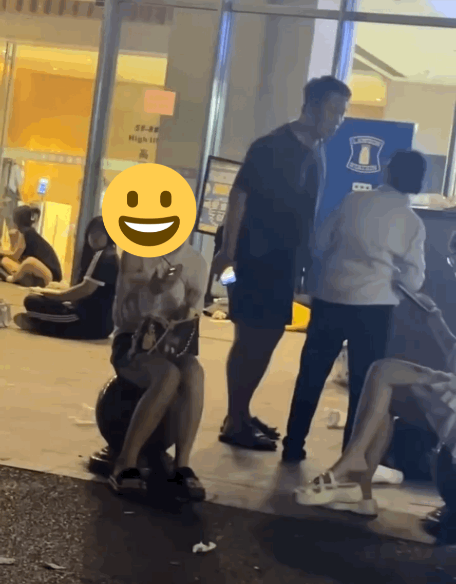 代拍现在这么狂的吗，时代峰峻楼下代拍欺凌捡废品阿姨，还对着阿姨吐口水…