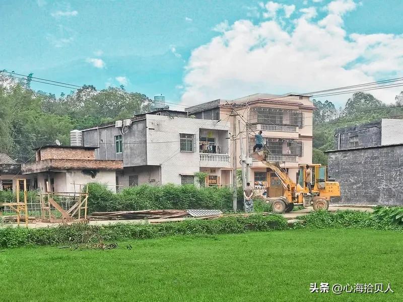 你认为农村发展最缺的是什么农村发展最缺的不是牛，更不是地，而是“灵魂”——人才。