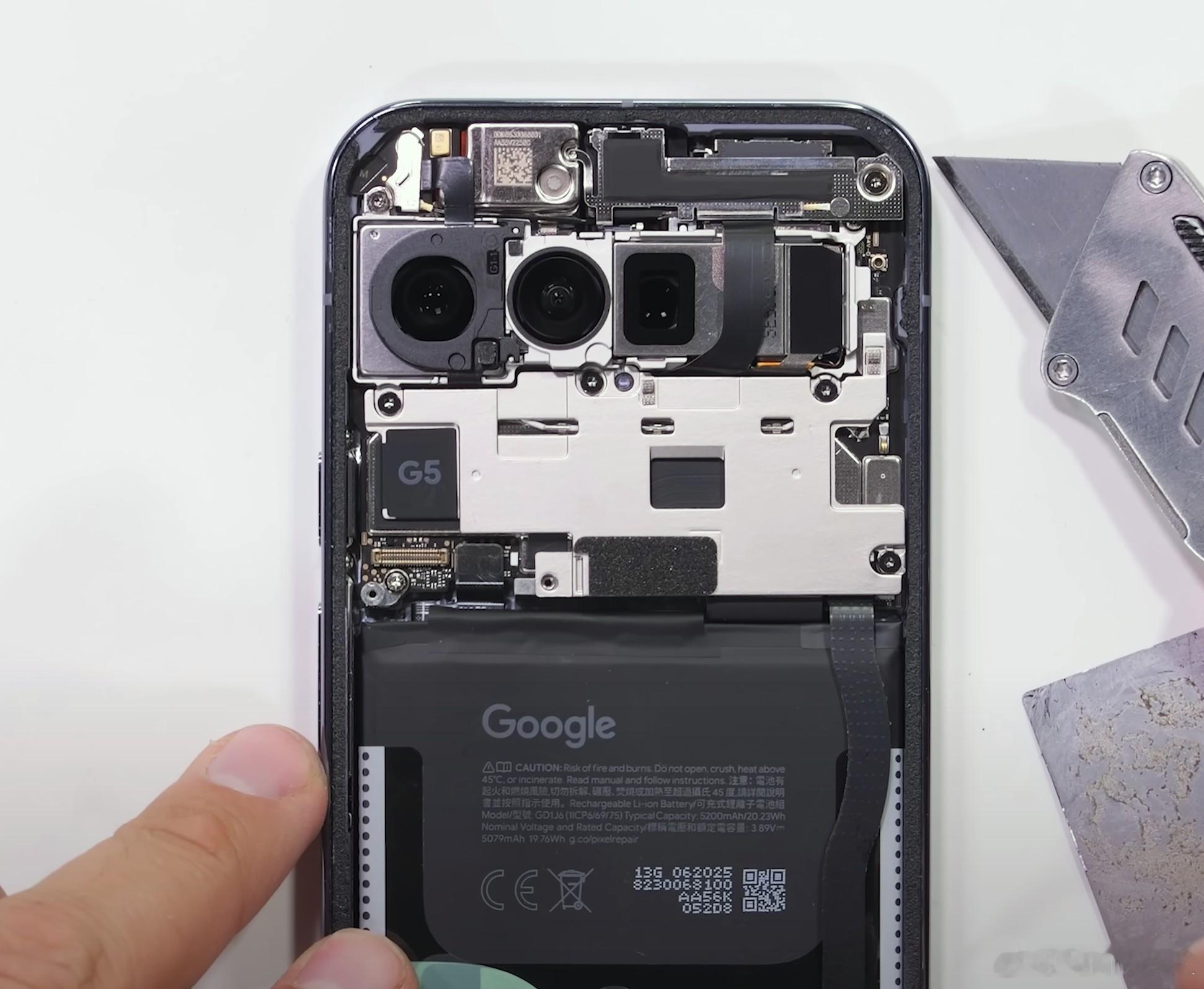 谷歌Pixel 10 Pro 真逗，特地给主板盖板上贴了个G5的标，怕别人不知道