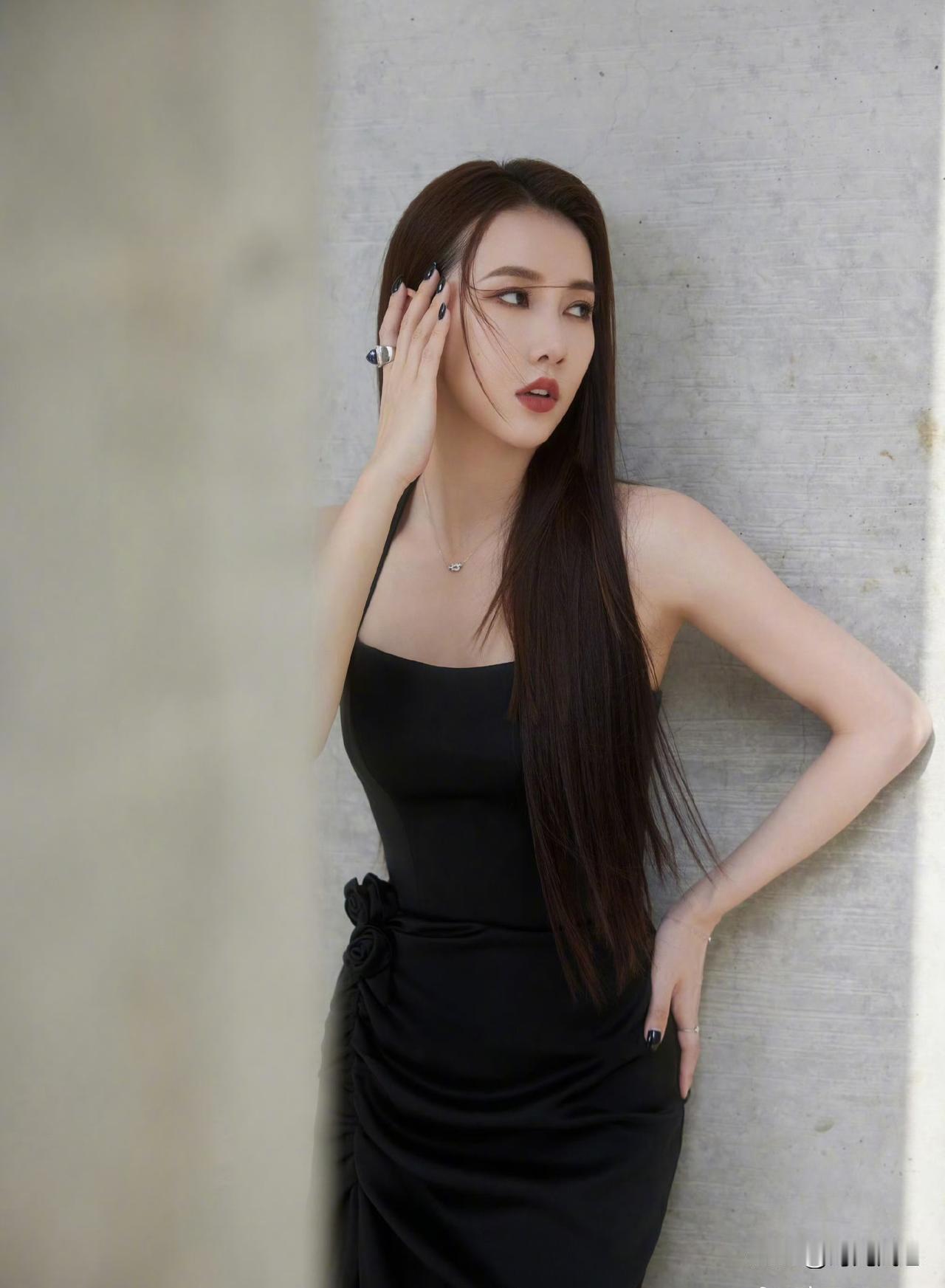 她的一首《舍不得》唱出了情侣分手后的无限忧伤和不舍。这曾是多少人的青春记忆啊！这