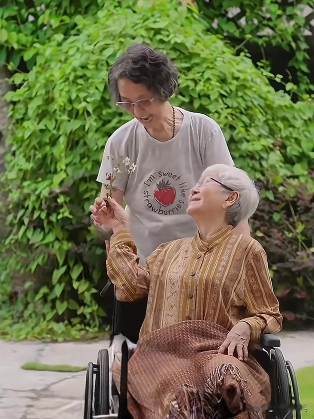 看完《给阿嬷的情书》，被这两位白发奶奶戳中内心。
电影里是书信托举半生，现实里是