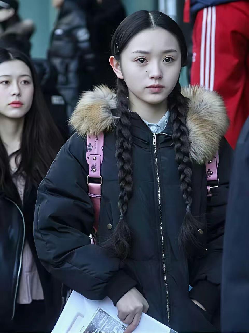 田曦薇几年前的艺考照，还是齐刘海更适合她。 