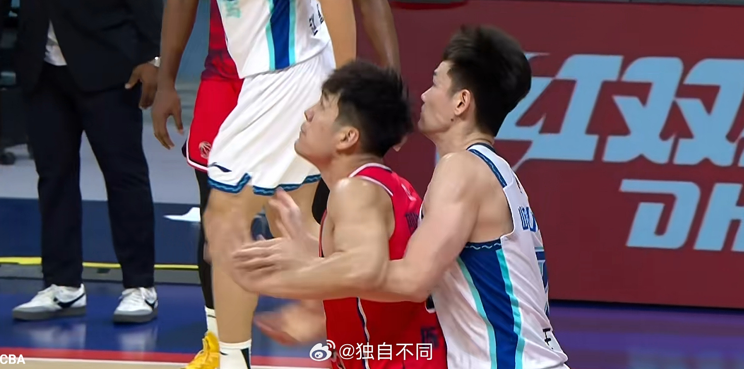 广州男篮vs青岛男篮  青岛男篮整个上半场进攻状态依然不佳，尤其是外线投射。首节