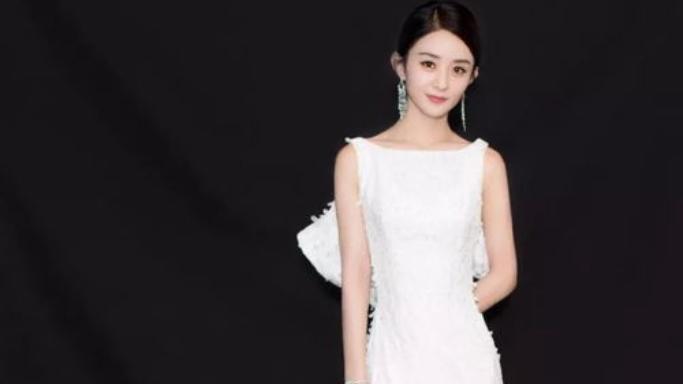 你知道吗？王伊瑶在直播里被网友追问赵丽颖近况时，一句“她正在好好生活”，尽显十几