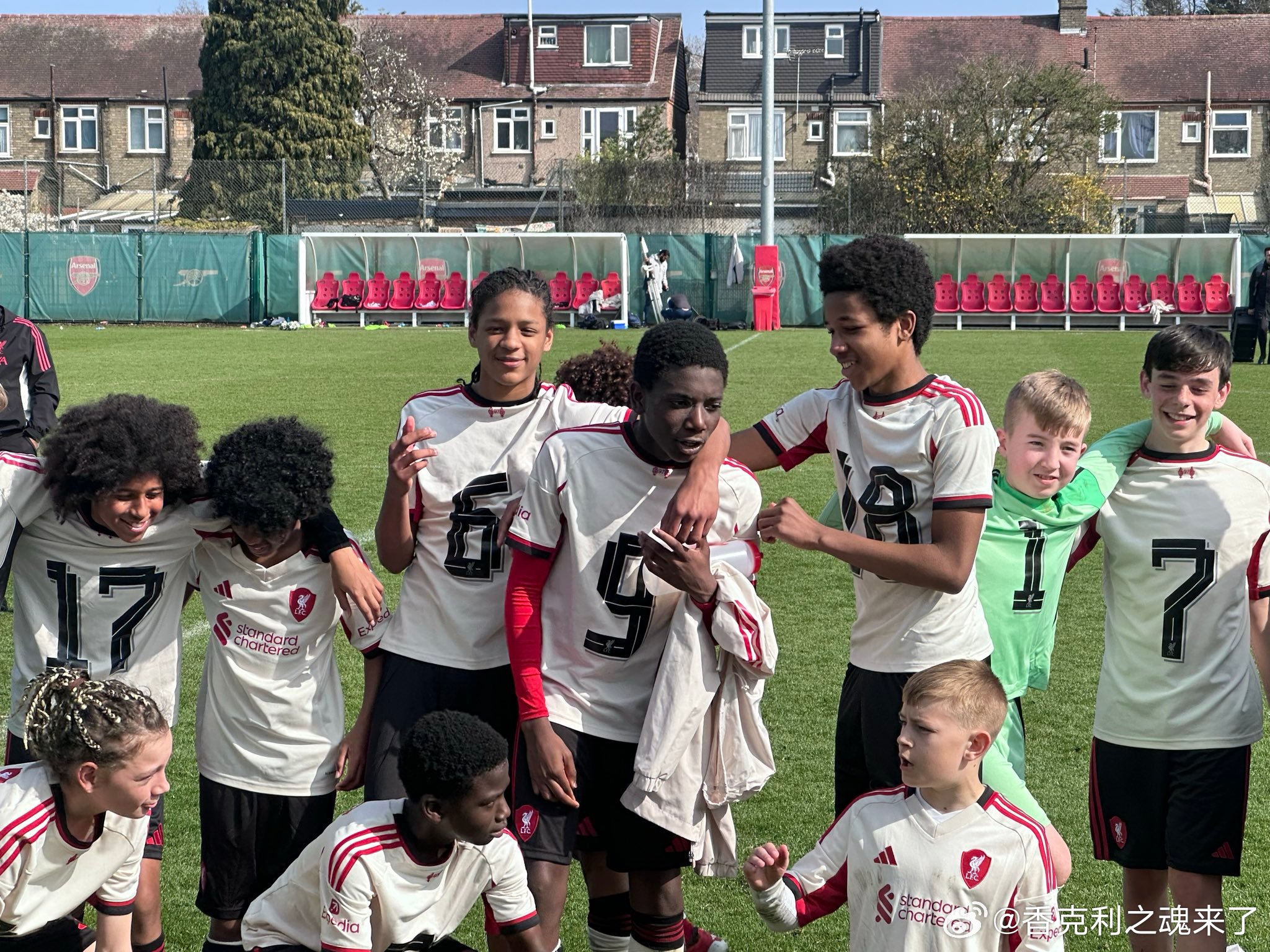 利物浦U13青年队在英超杯决赛中11-1战胜阿森纳，夺得冠军。利物浦
