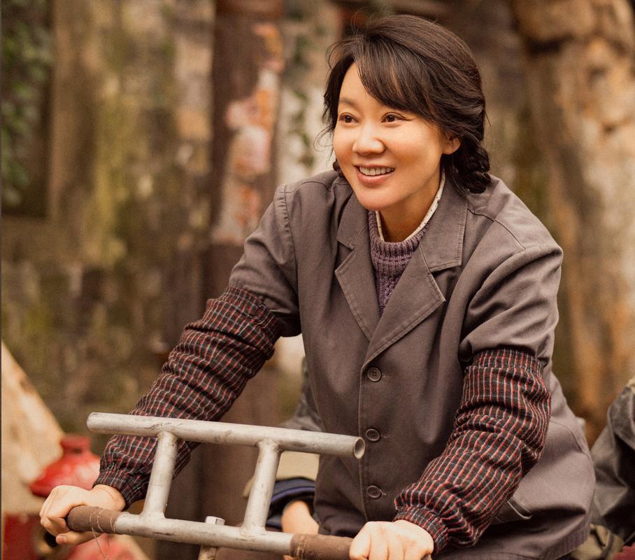 54岁闫妮凭《小巷人家》棉纺厂女工黄玲一角，首夺第16届澳门国际电视节金莲花最佳