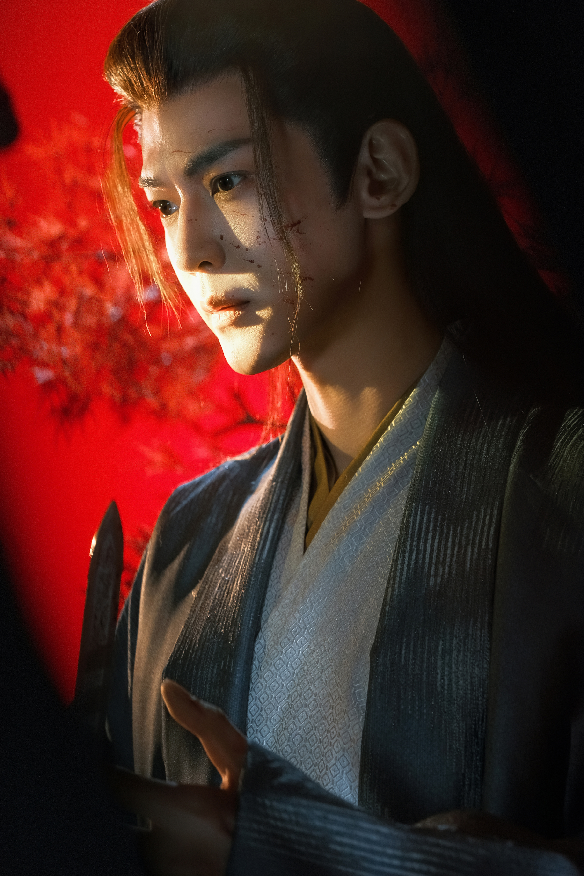 唐晓天替端王加更唐晓天演的端王是真纸片人唐晓天这组写真太绝了！火光映着染血的脸，