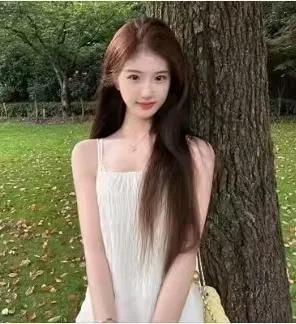 小梅独自一人走过了三十一个春秋。转眼间，她也快32岁了，仍未找到那个能携手一生的