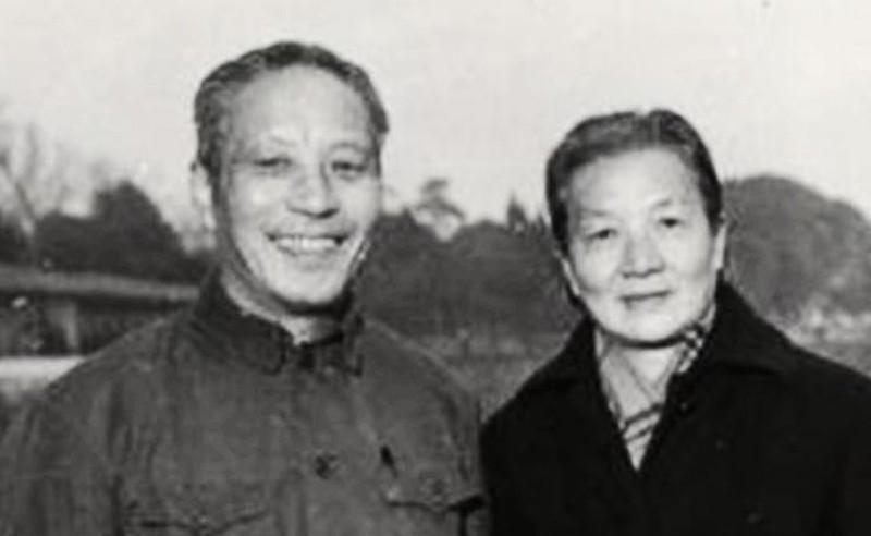 邱清泉战死那年,五个子女里,四个跟着母亲逃去了台湾,只有一个,留在了上海。

这
