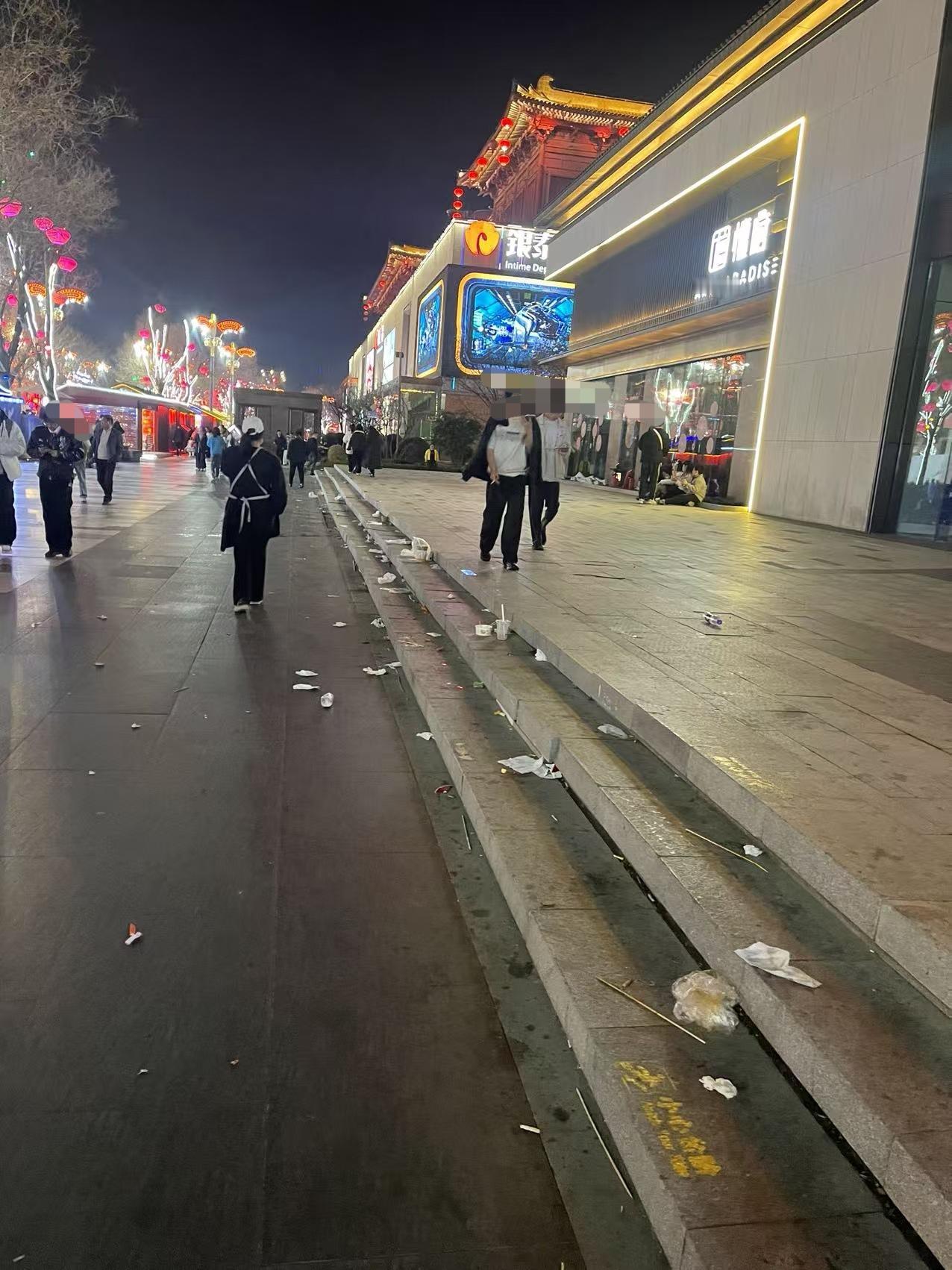 游客走了，垃圾却留下了！如此素质的人，我们不欢迎哦！爆料 （网友拍摄于西安大唐不