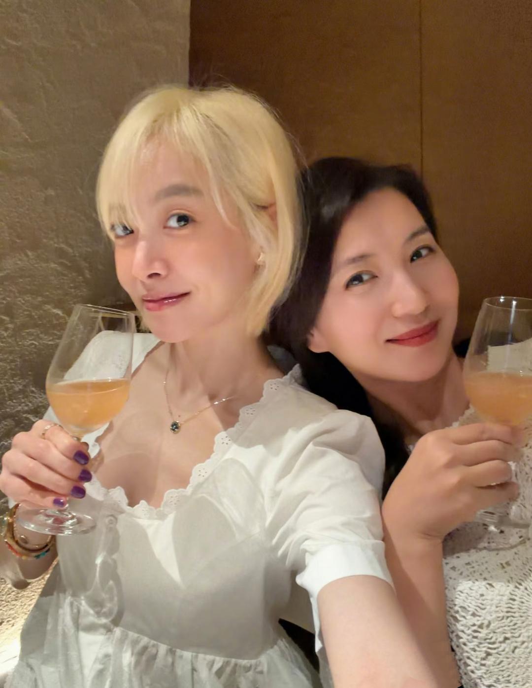 “万人迷”陈好和“金鹰女神”宋茜聚会自拍，在个人社交平台分享。
     47岁