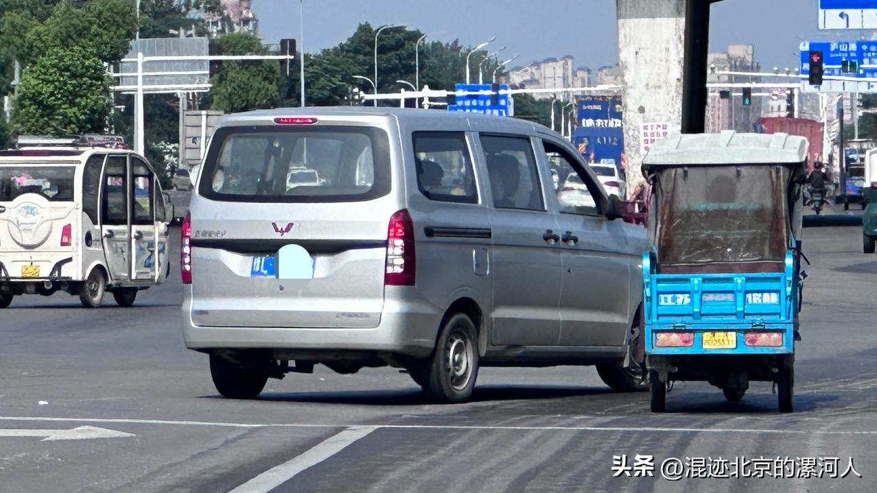 【有什么事不能解决呢？火气真大，这个老头竟然敢动手。】7月1日上午大约八九点，在