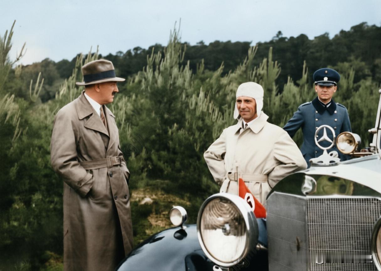 戈培尔刚试驾了一辆奔驰轿车，正在向元首报告，看来他对这辆车很满意。

奔驰与纳粹