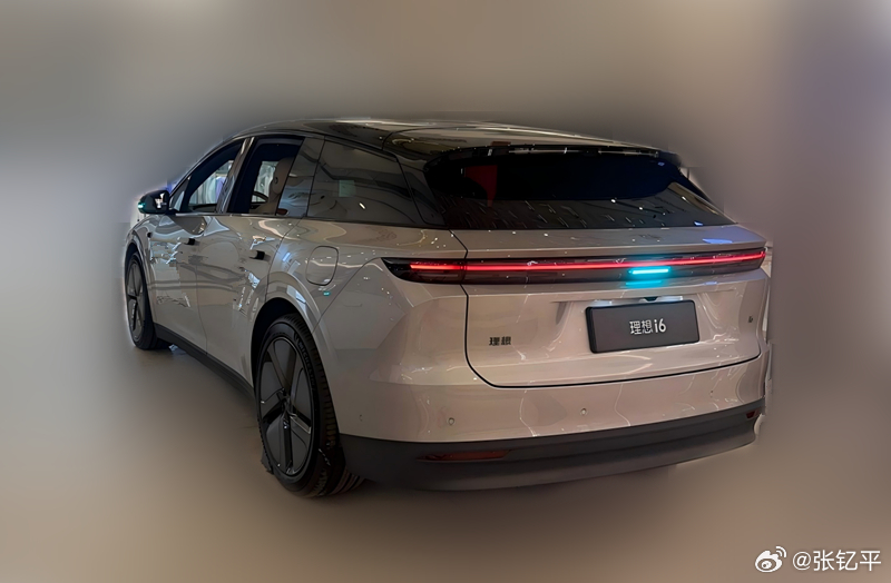 理想i6销售反馈：1，这家店本月每天大概有25组客流，看i6的占50%。进店量呈