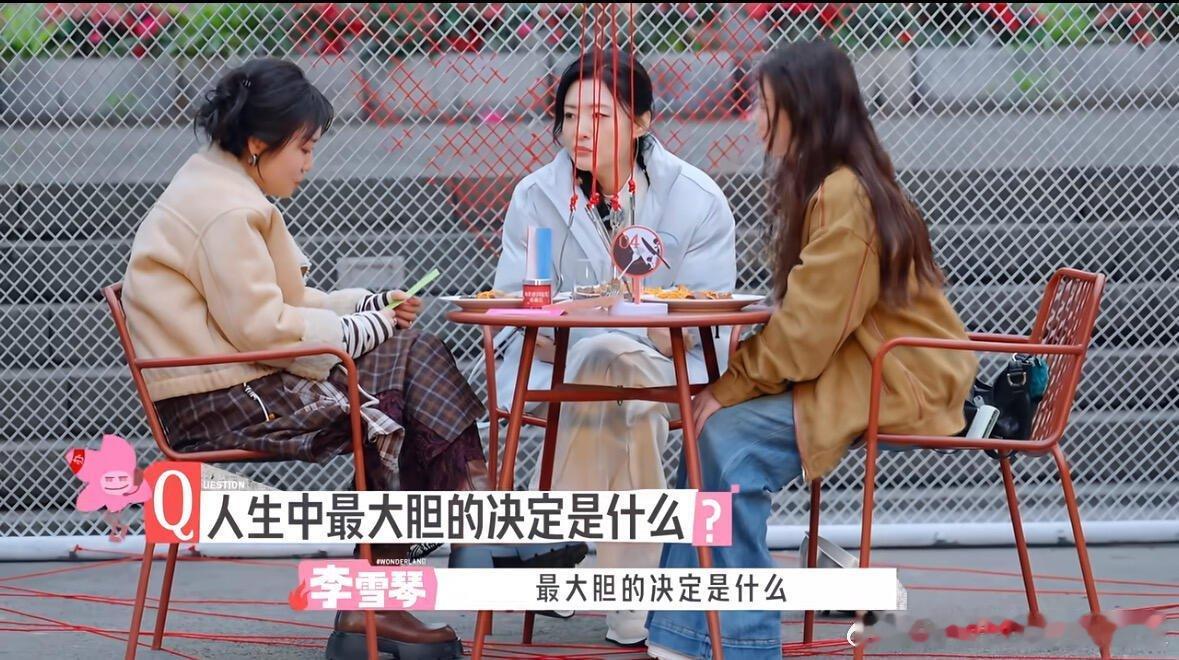 她三坐一起，方能听懂吗她们三坐一起，明显发现方格格不入，她能听懂吗，另外两人很松