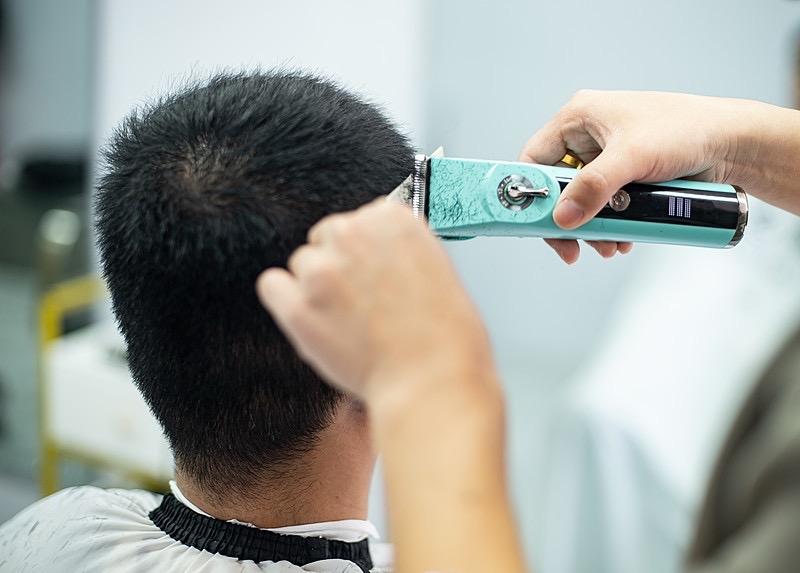 理个过年头遇涨价！理发师开价80，最后50成交，这价合理吗？

临近除夕，按老规