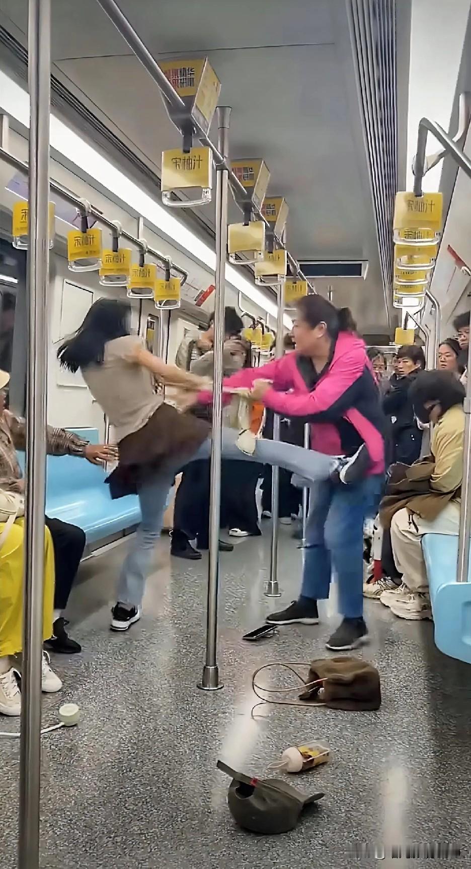 上海地铁32岁女子大战66岁老太为抢座！扭打画面辣眼睛，网友吵翻了：到底谁更丢人