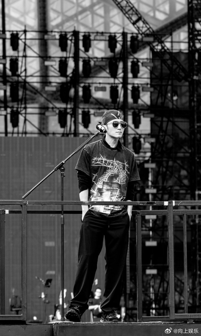 谢霆锋深圳演唱会排面被深圳演唱会上的谢霆锋钓成翘嘴了 家人们，谁懂啊，我那唱跳兼