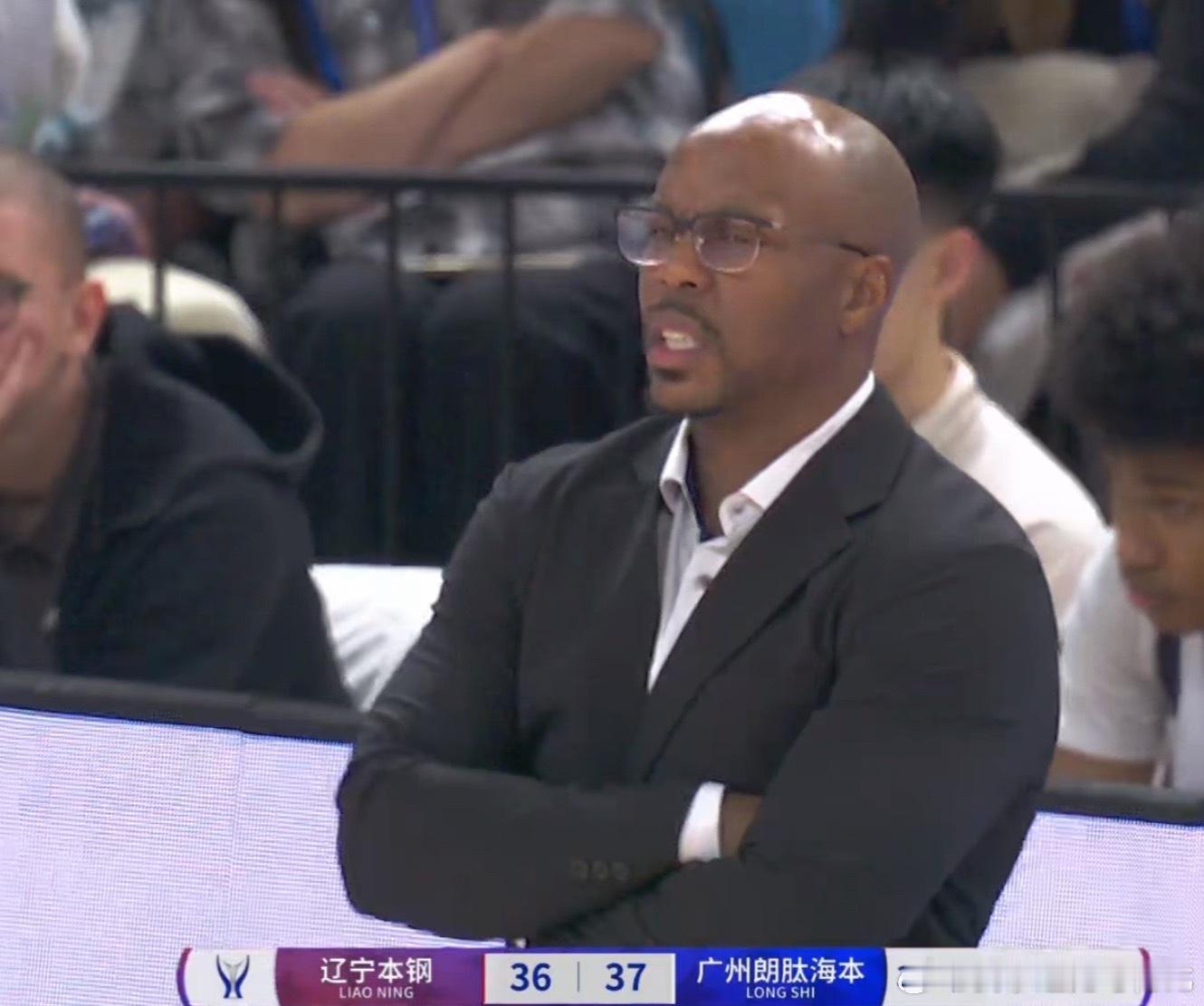 作为加拿大男篮，亚历山大，穆雷，巴雷特等NBA球员的教练，小老头让你看到中国篮球