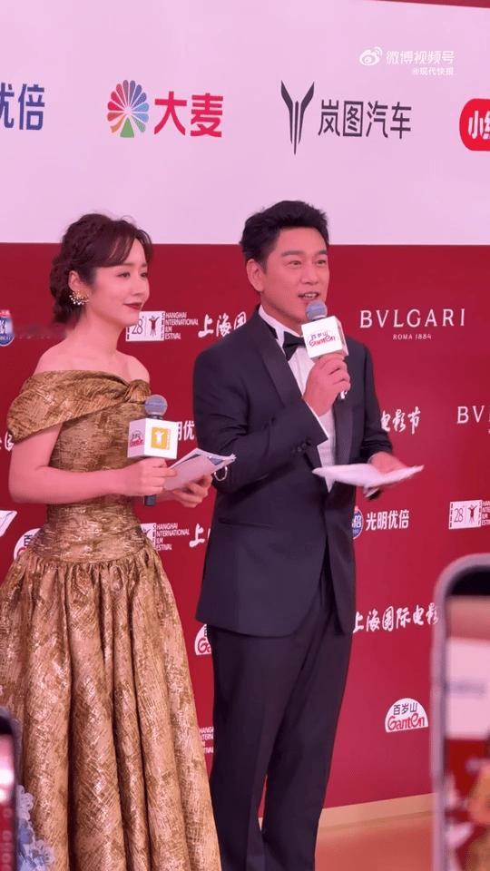 王耀庆上影节红毯双重身份王耀庆全英文主持上影节开幕式舅舅的红毯从来不会让人失望！