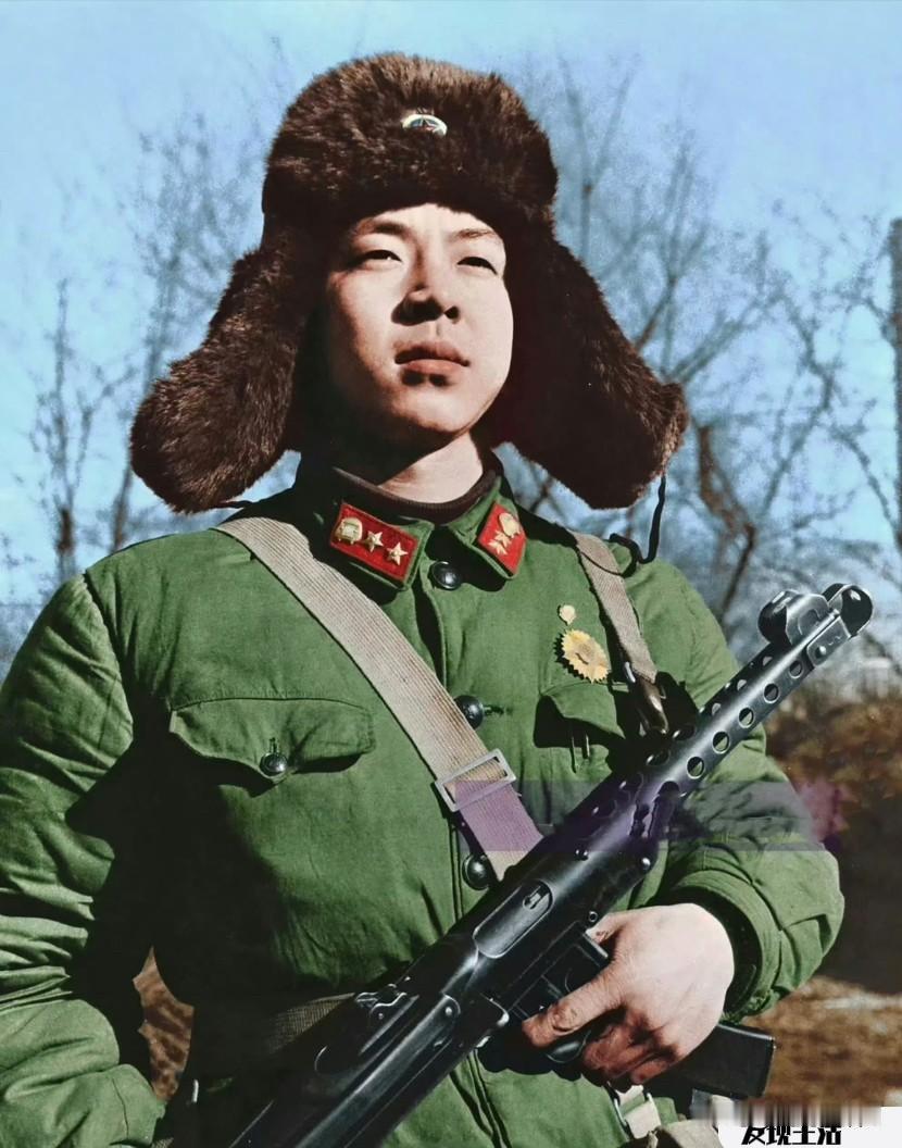 张峻当时是沈阳军区工程兵政治部宣传处摄影员，被称为“为雷锋拍照最多的人”。那张经