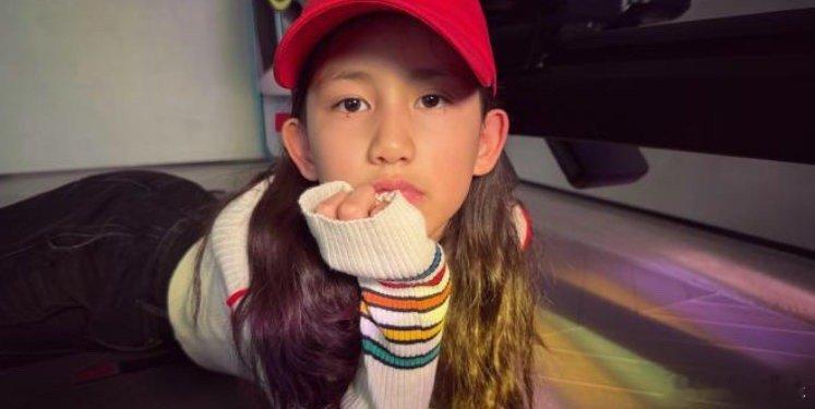 黄磊孙莉二女儿怼脸近照 红色棒球帽配微卷长发也太灵了！慵懒甜笑自带灵气～ 