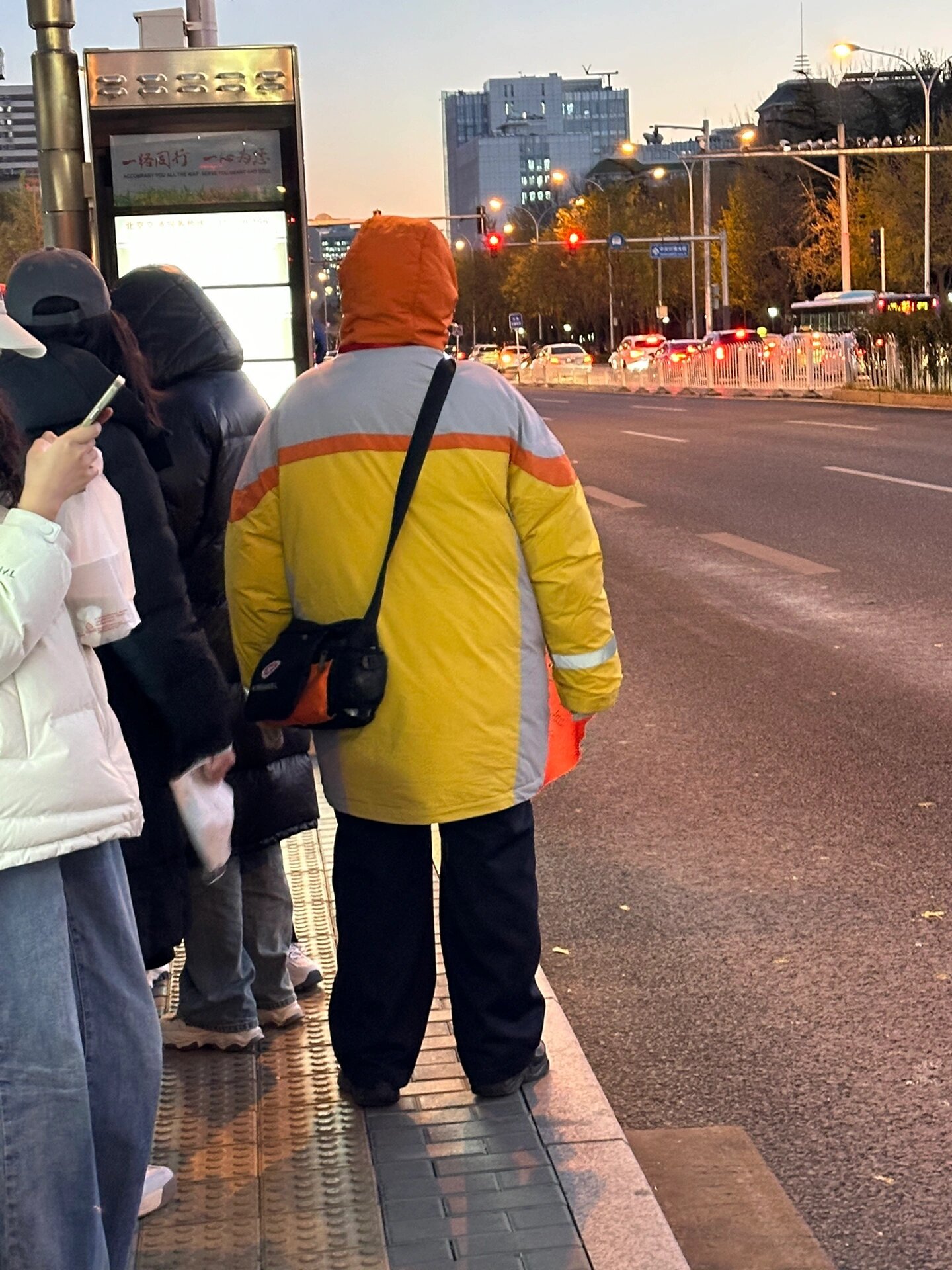 在公交站台看到了我的肖八#为考研加油# ​​​