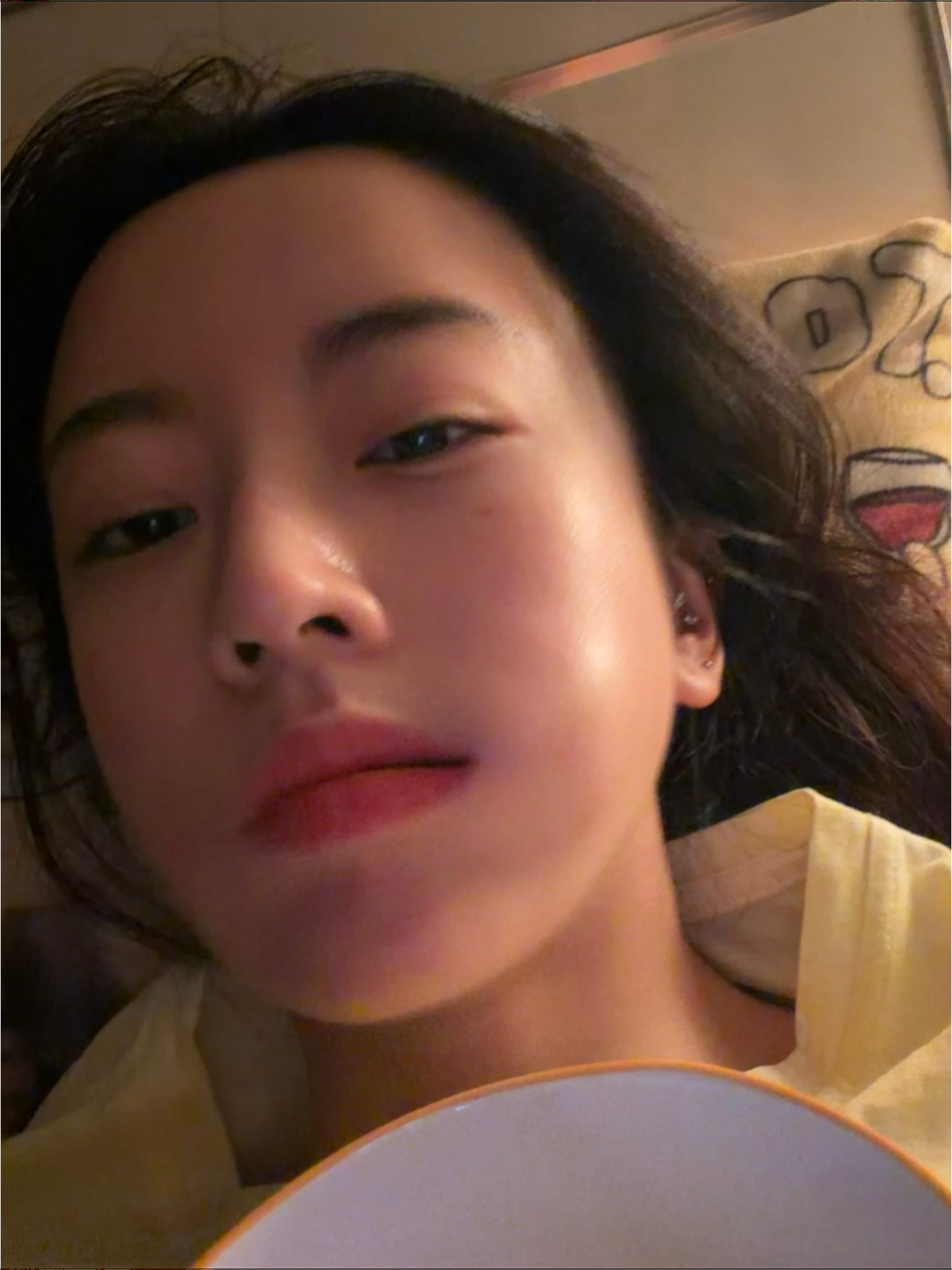 一觉睡醒妈妈切了梨子来喂我 结果给我吃开胃了 现在已经坐上摩托车驶向路边摊了[可