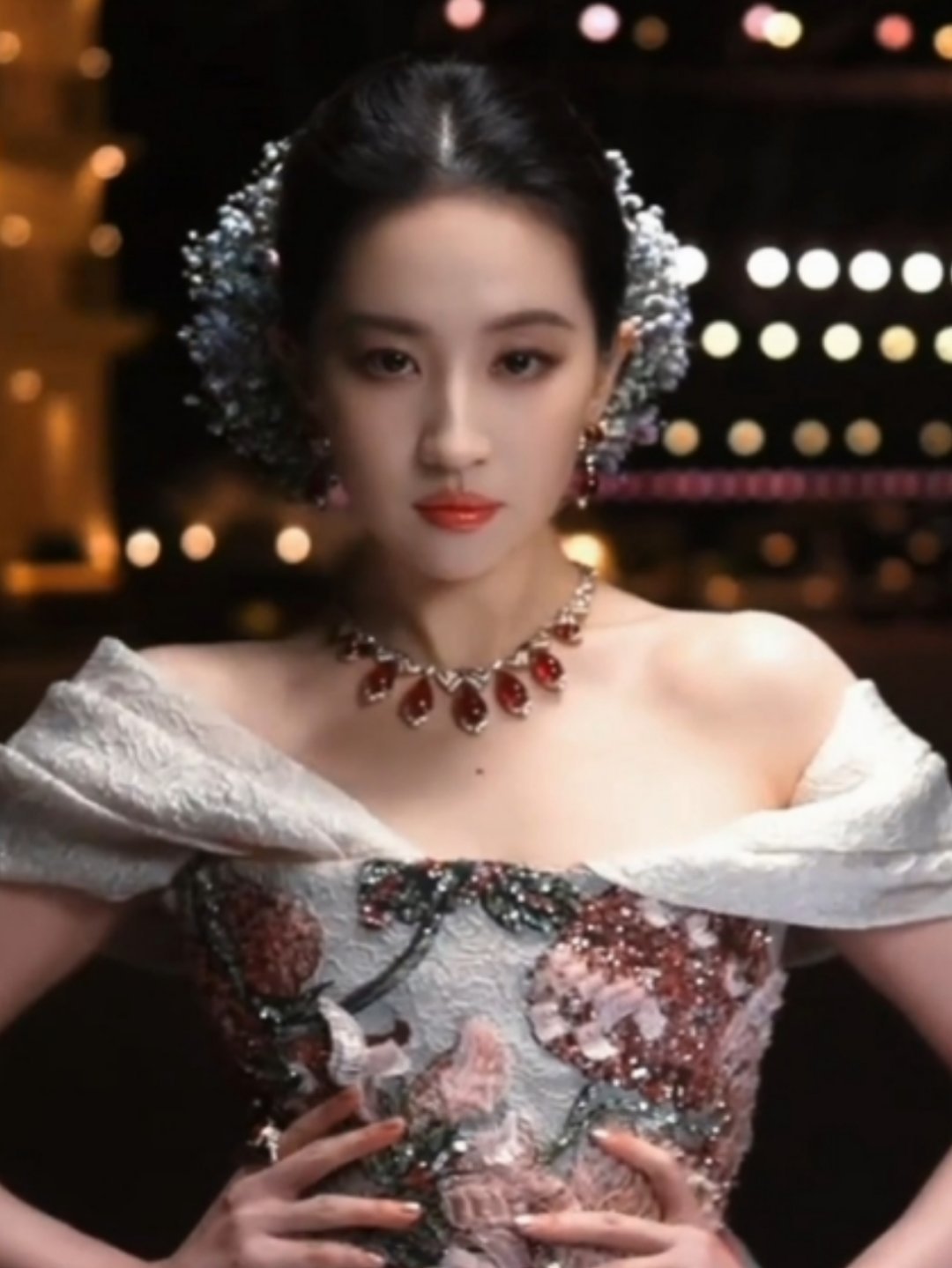 刘亦菲压轴 仙女姐姐刘亦菲参加VOGUE盛典，压轴内场走秀。在群星大合影时，娜扎