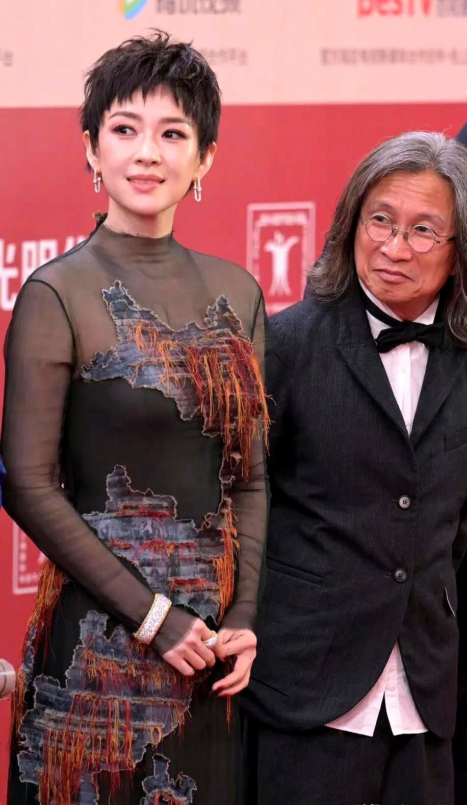 章子怡为了酱园弄真是拼了，前有主动和杨幂赵丽颖微博互动，现在又专门剪了个微商头。