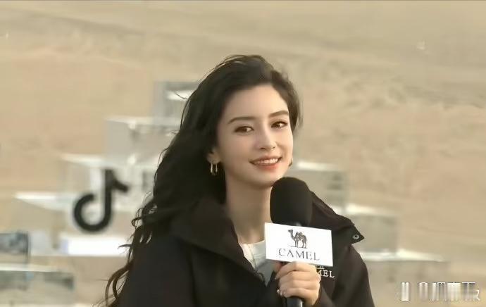 在杨颖的旧照中，轻风拂过，她的秀发随风轻轻飘动，美丽动人。 