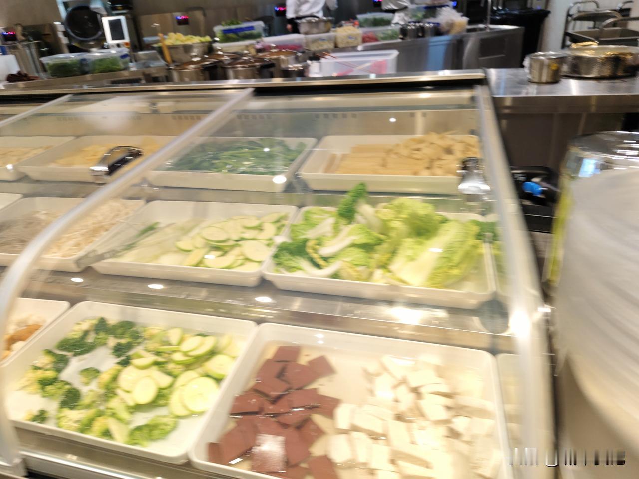 宿迁苏宿园区站起来了，超市比某润发大一半，收银台都比某润发多。
关键里面还有大食