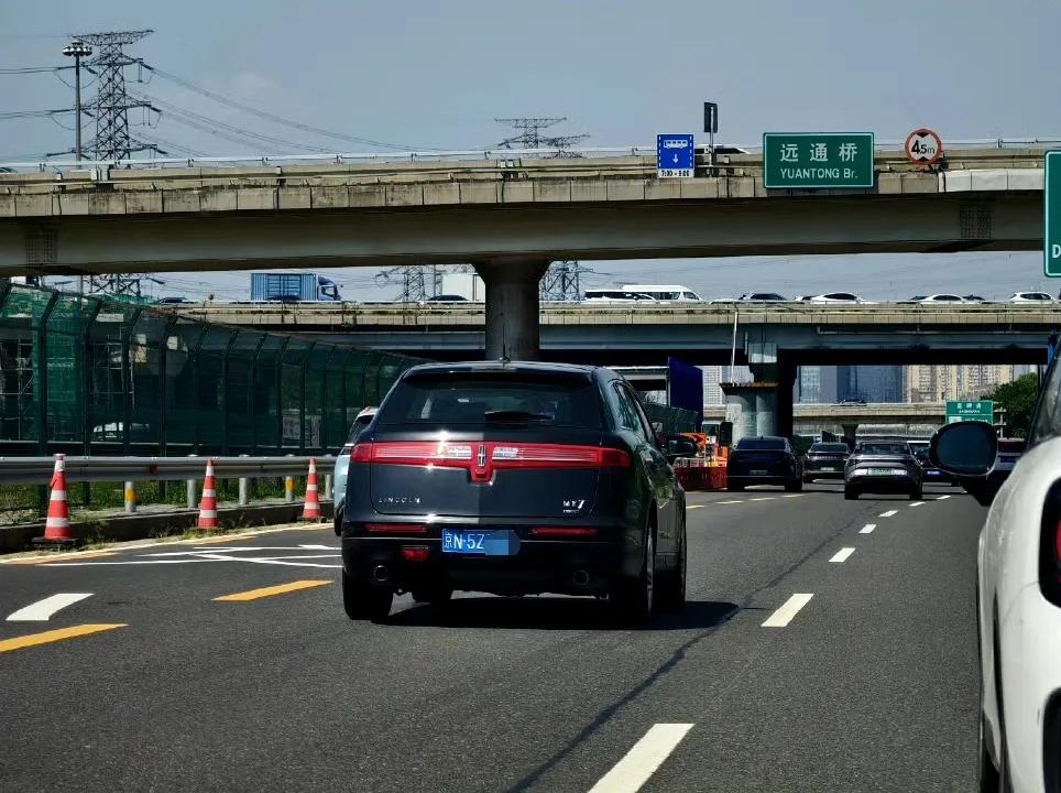 大城市就是好，什么车都能看见，当初买这款车的人都当爷爷了吧。。。比超跑还稀有，保