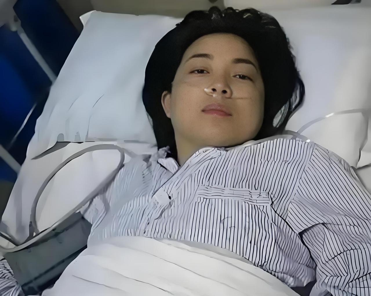 江西24岁女子病逝，未婚夫垫付30万治疗费！父亲递出红袋，一句话看哭无数人
 