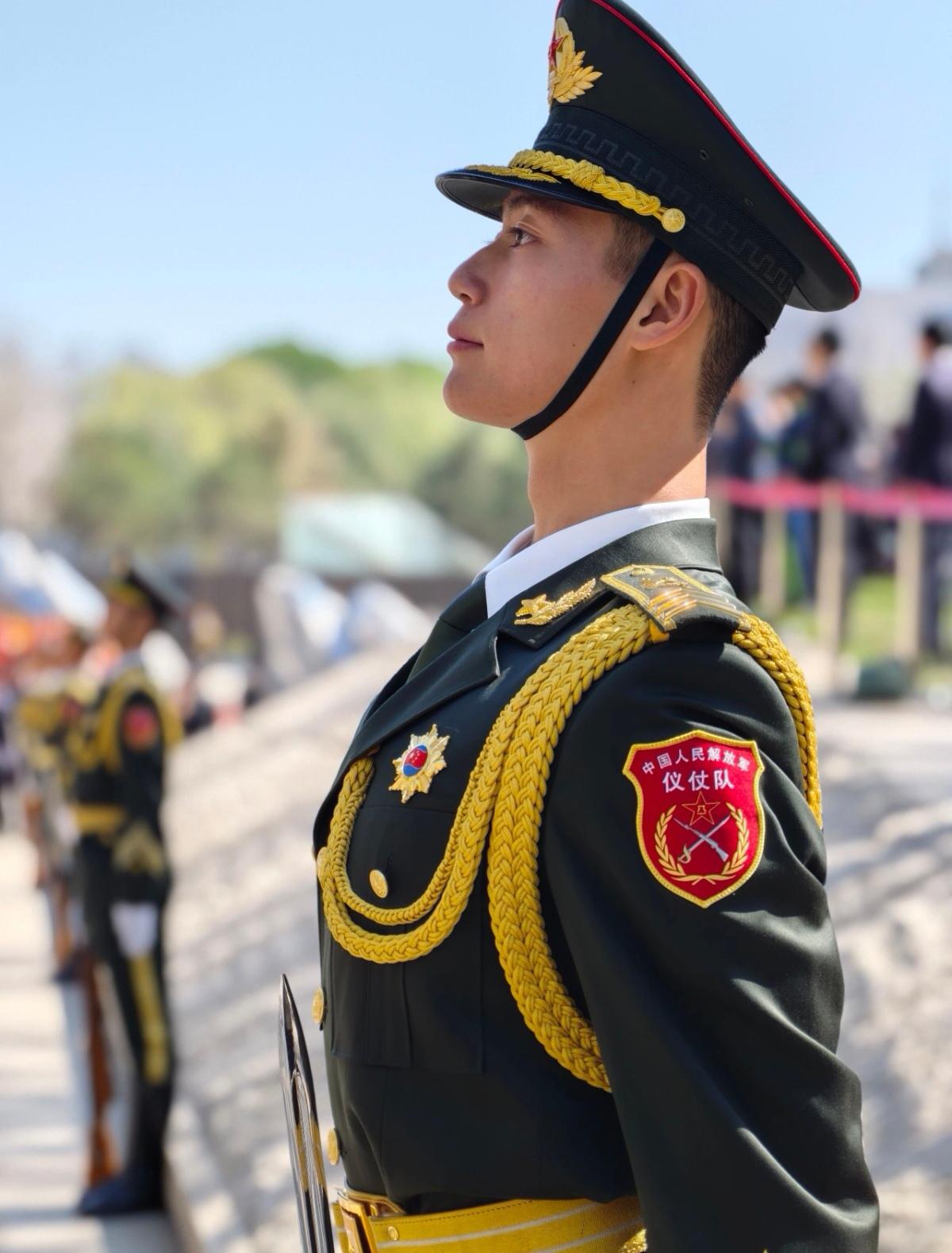 中国军人的纪律性为何这么强中国军人的强纪律从来不是天生的。从新兵连叠被子、走队列