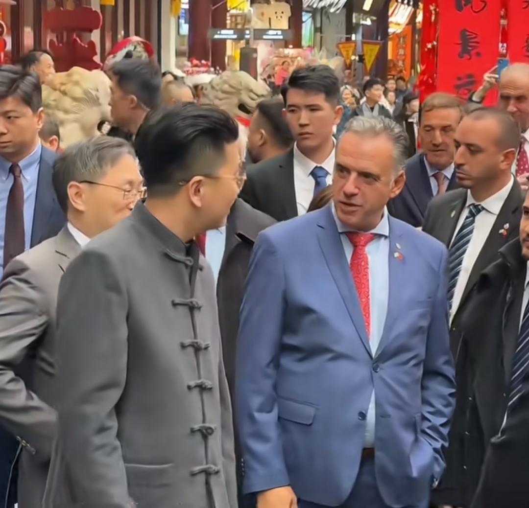 2月5日，上海豫园迎来一位特殊客人——乌拉圭总统奥尔西。他在浓浓年味中被游客层层