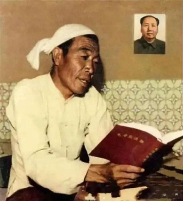陈永贵同志不抽中华，爱抽三毛钱一包的三七。永贵大叔不喜欢吃喝，生活比较朴素，没有