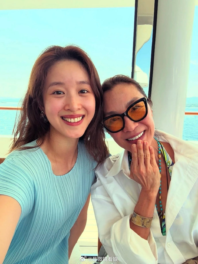 章泽天晒与杨紫琼搞怪自拍 8月23日，章泽天社交平台晒出与杨紫琼的自拍照，章泽天