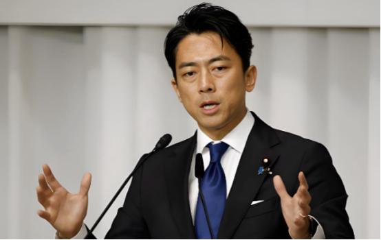 日本防卫相小泉进次郎，最近因为随口说的一句话栽了跟头，直接踩中了日本的“雷区”，