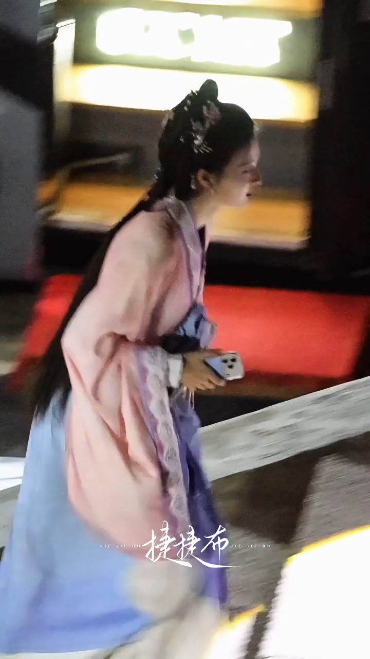 下午是俊俏的小树郎君，晚上是越夜越美丽的小树老板娘🥰🥰楚然的脸蛋就这样做男做