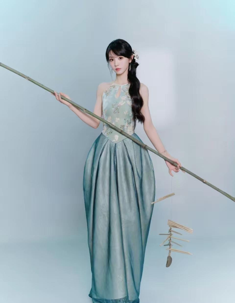 [送心]田曦薇杭州“跑商务”（lan代言），这套新中式礼服好好看[爱慕]
而且很