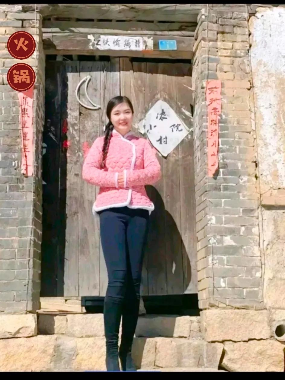 这是我们村的村花，那日之后我们就有了约定，我去广东打螺丝，她在村里等我，现在我打