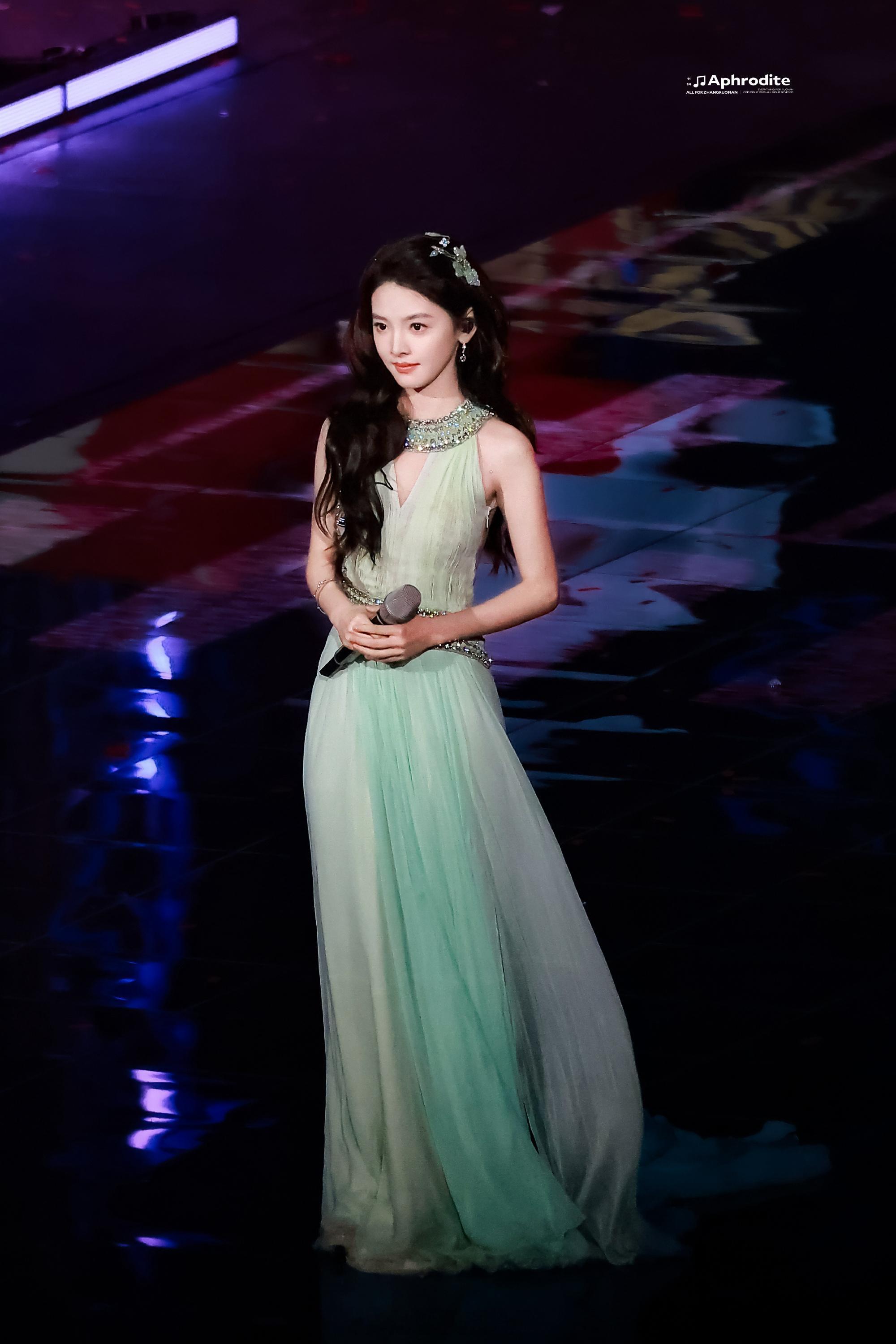 章若楠跨年夜造型章若楠湖南卫视跨年彩排路透，好仙啊 