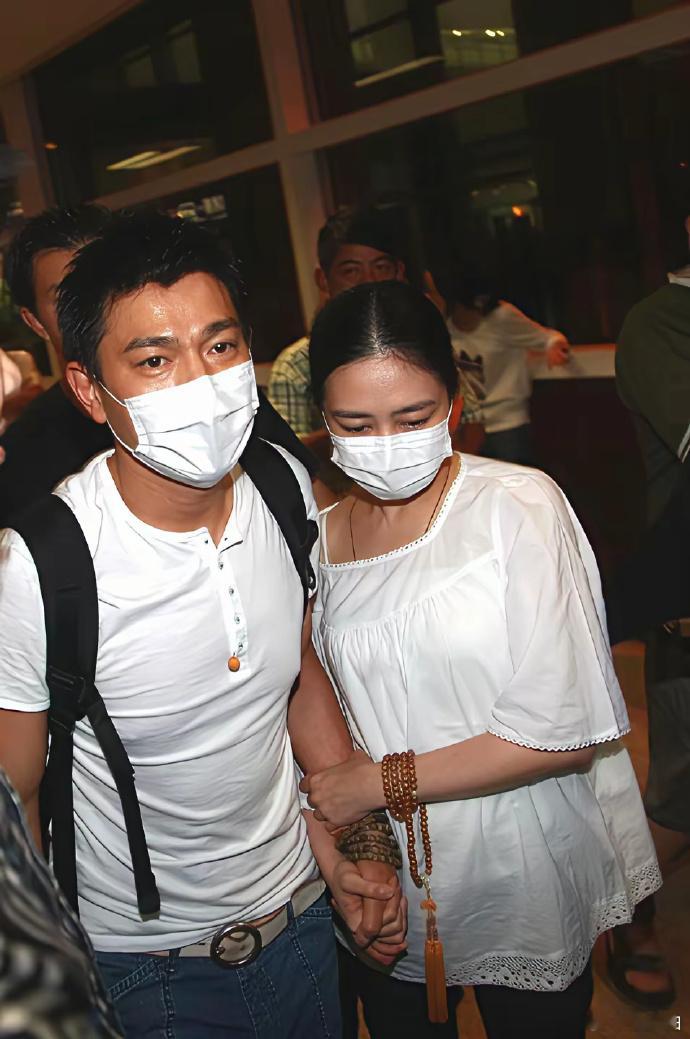 刘德华新片宣传引关注，与倪妮搭戏称有恋爱感。其妻朱丽蒨隐婚多年，默默支持，想必早