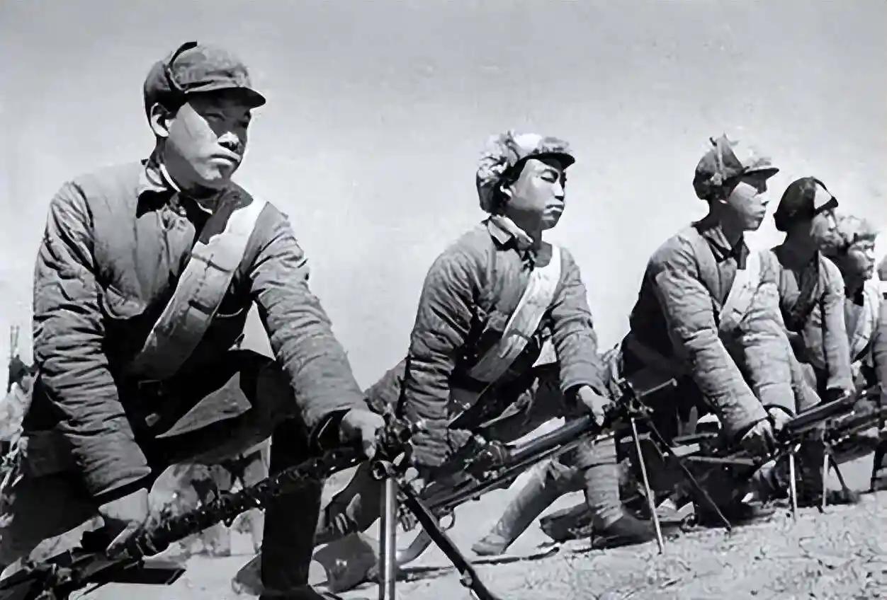 平津战役期间。一天深夜，东北野战军一部将据守地主大院的国民党军团团围住。
院内的