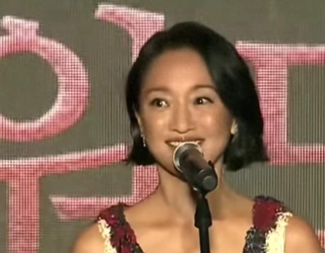 周迅拿下釜山影后哽咽喊爸妈，网友：三金一A华语第一人