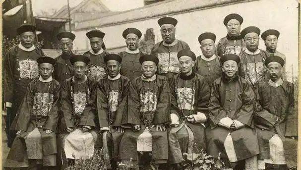 清政府当年为什么拒绝工业化？满清政府当年有个死穴，始终无法解决：中国强大了，那就