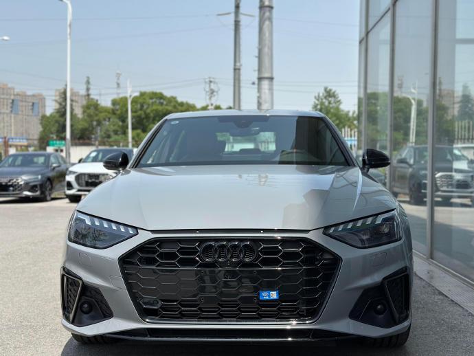 这款奥迪A4L的外观确实符合我的审美，前脸设计犀利，黑色的中网搭配上LED大灯，