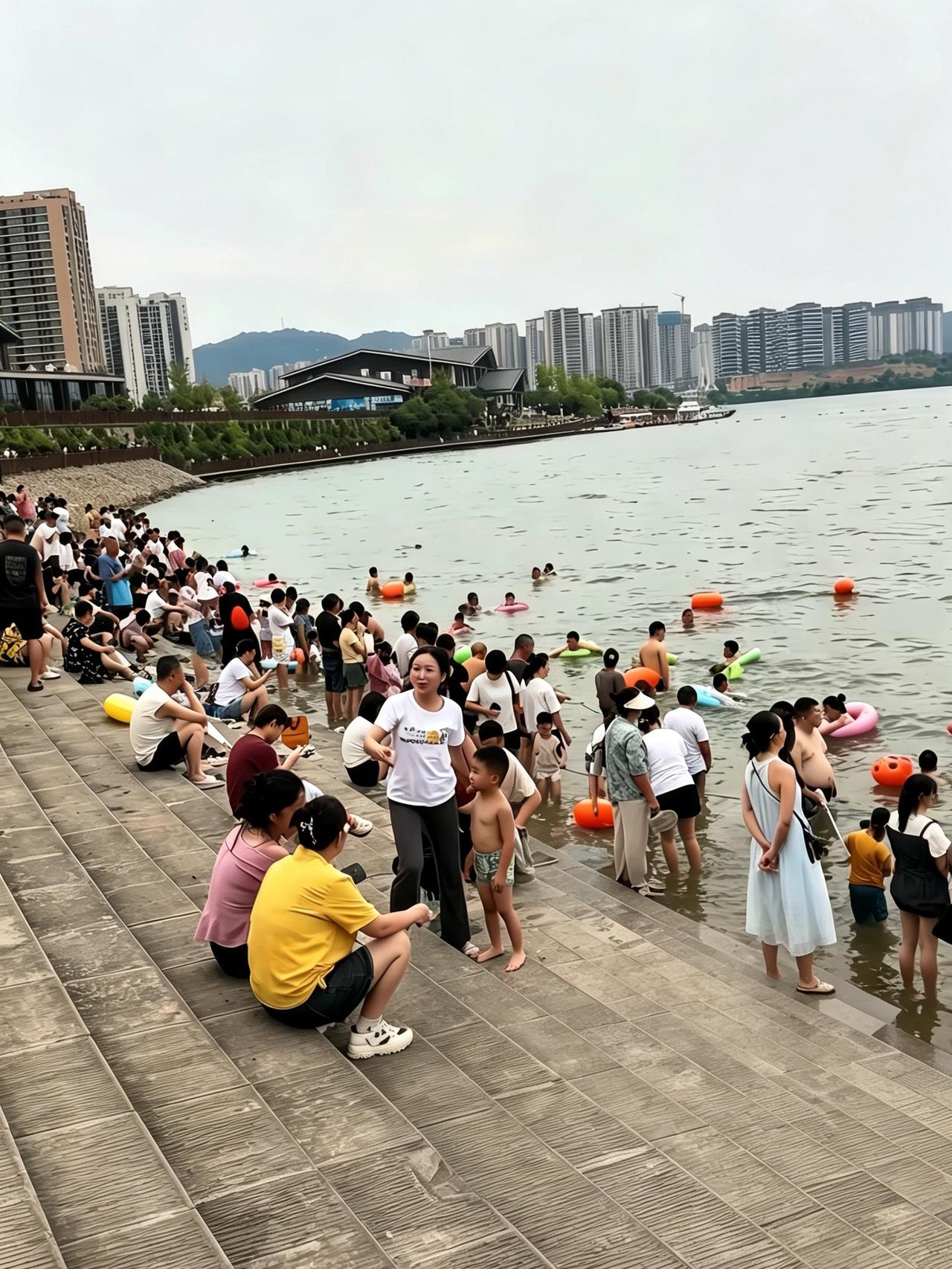 晚风纳凉人气旺！阆中水城成市民夏日休闲好去处

盛夏酷暑，临水纳凉成为市民休闲首
