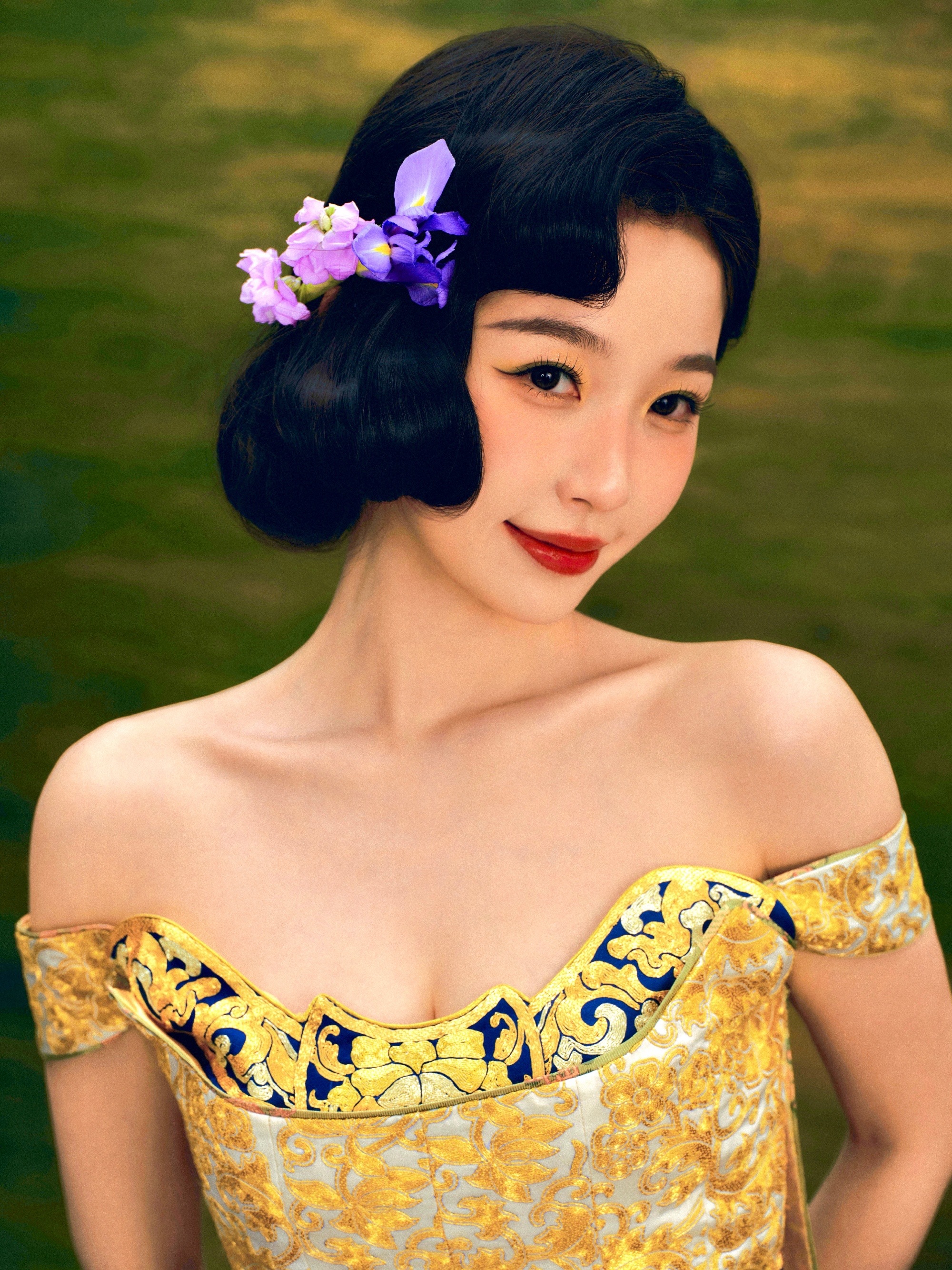 鸢尾花的花语是自由与光明，不被定义，自成光芒。虞书欣